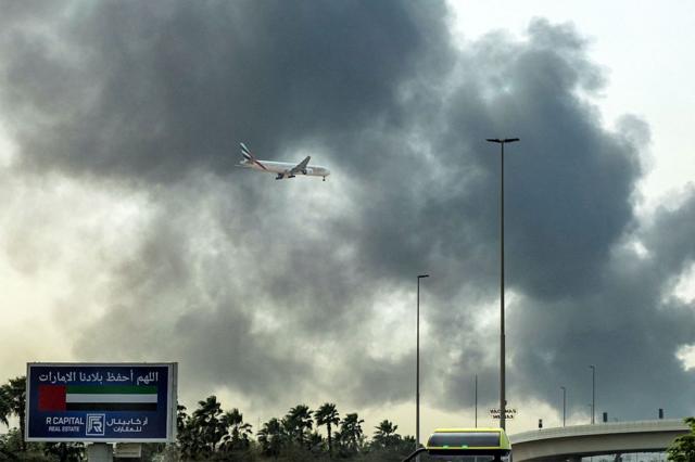 استهداف إيراني في الإمارات نتج عنه تصاعد كثيف للدخان